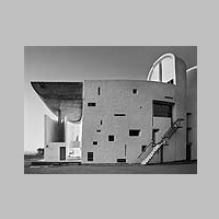 Le Corbusier, Chapelle Notre-Dame-du-Haut de Ronchamp, Foto  Pino Musi, Wikipedia.jpg